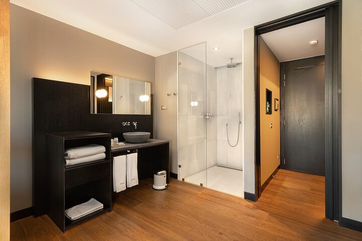 Room 80 of 128