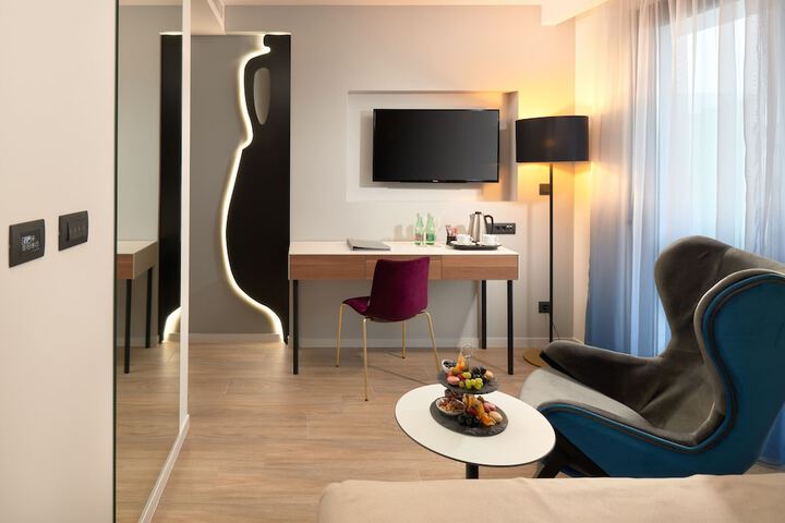 Room 42 of 106