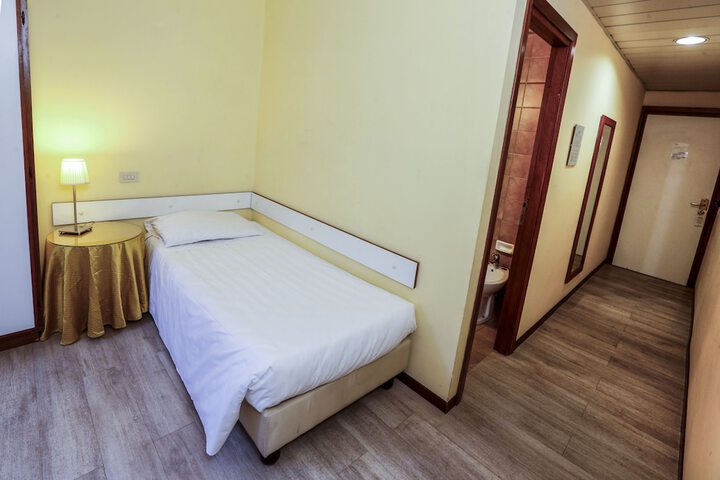 Room 15 of 34