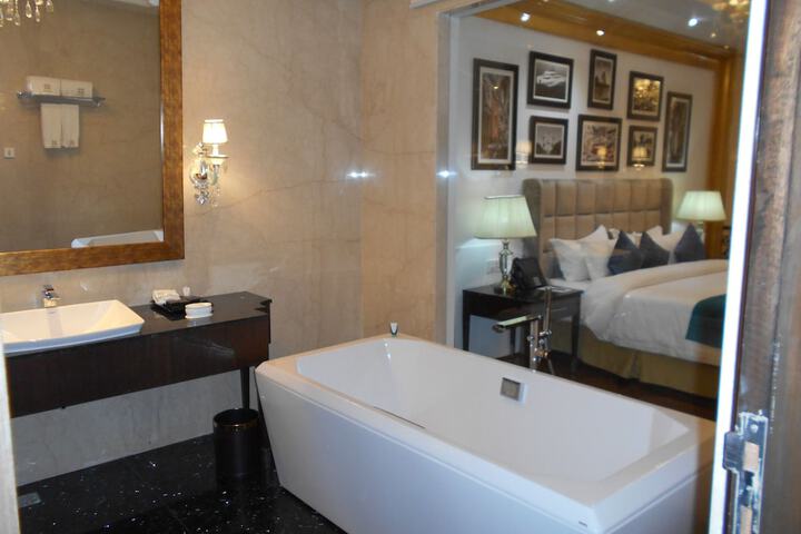 Room 17 of 33