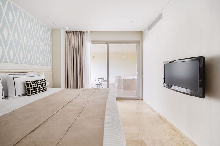 Room 7 of 93