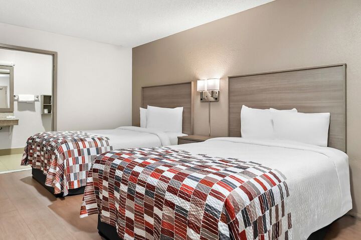 Deluxe Queen Bed (4 of 20)