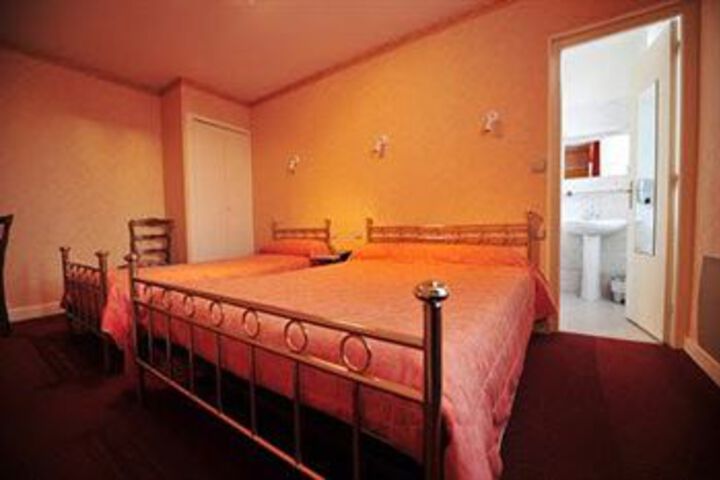 Room 9 of 16