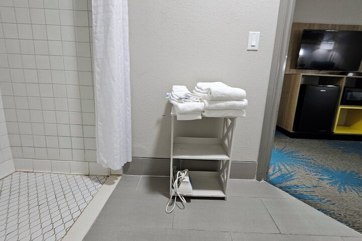 1 Queen Bed Mobility Accessible Bathtub with Grab Bars (24 of 29)
