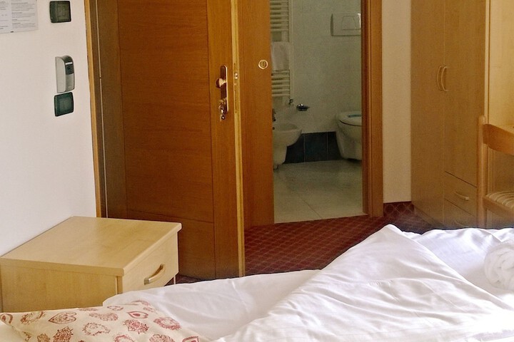 Room 9 of 36