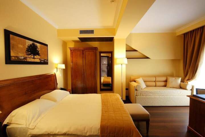 Room 6 of 11