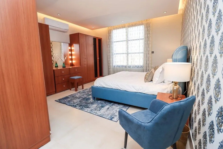 Room 6 of 9
