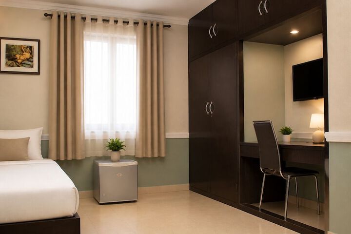 Room 9 of 33