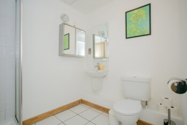 Room 4 of 33