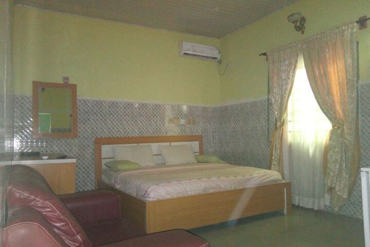 Room 6 of 12