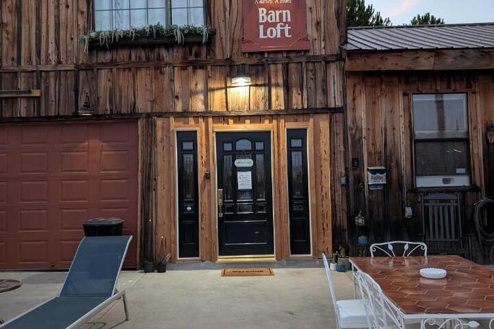 Rustic Rooms Barn Loft (Upstairs Studio Apartment) Near Kings Canyon & Sequoia National Parks