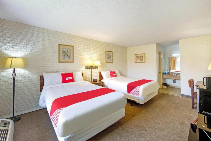 2 Queen Beds (12 of 12)