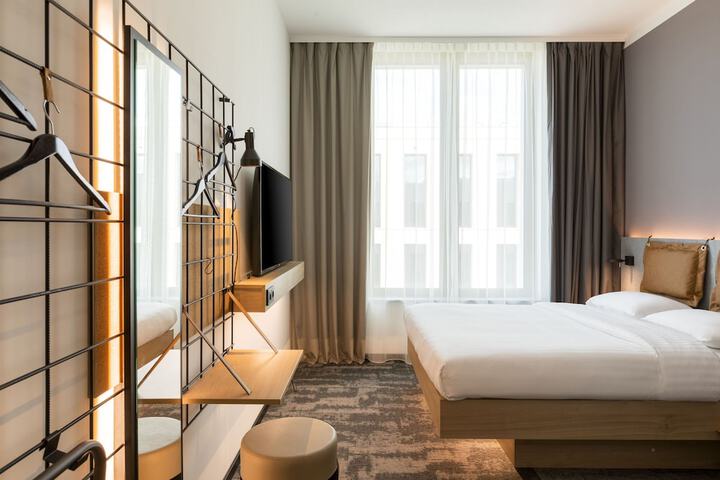 Room 2 of 87