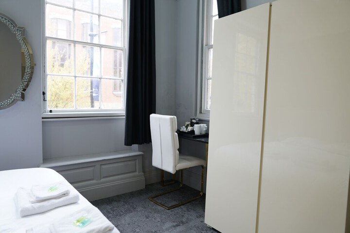 Room 5 of 61
