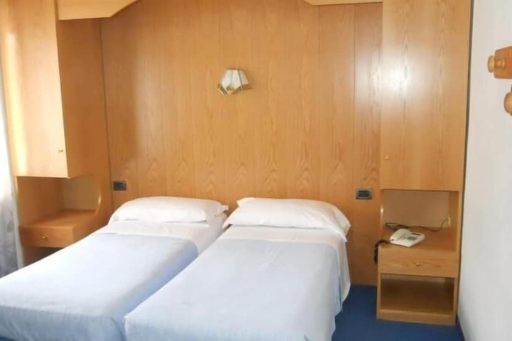 Room 6 of 72