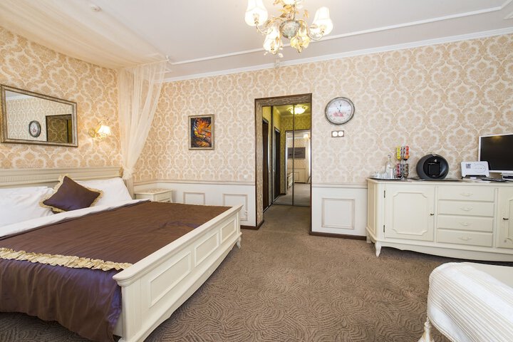 Room 32 of 99