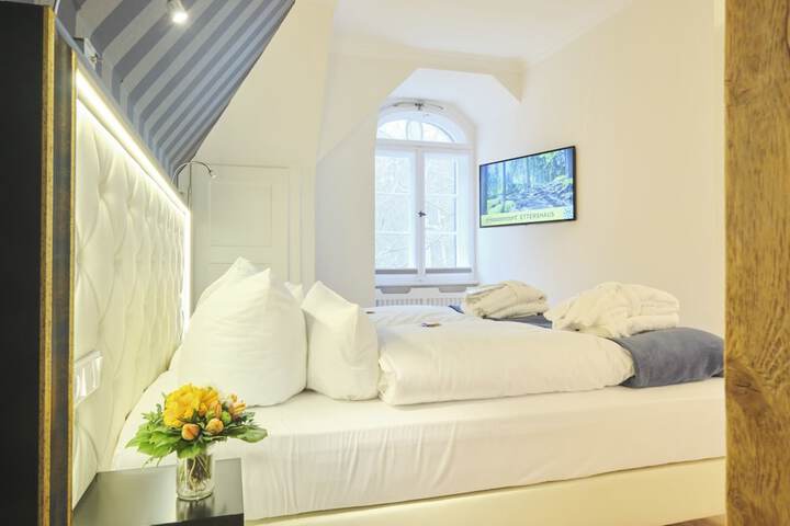 Room 8 of 98