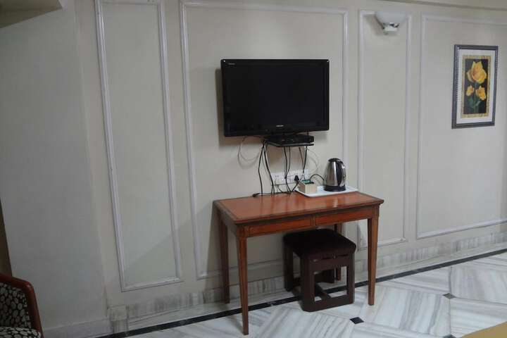 Room 9 of 37
