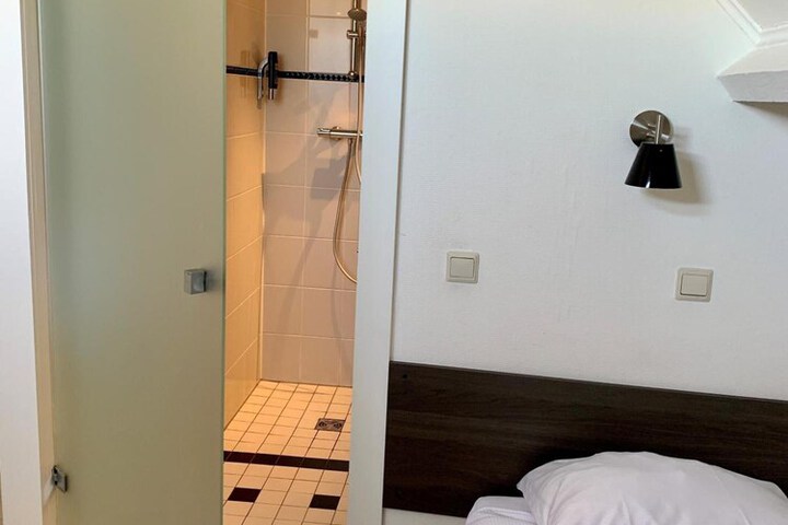 Room 16 of 52