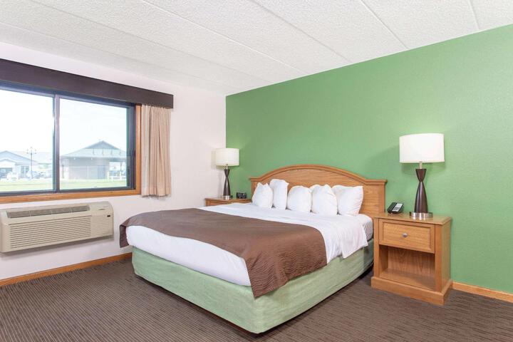 1 King Bed (12 of 17)