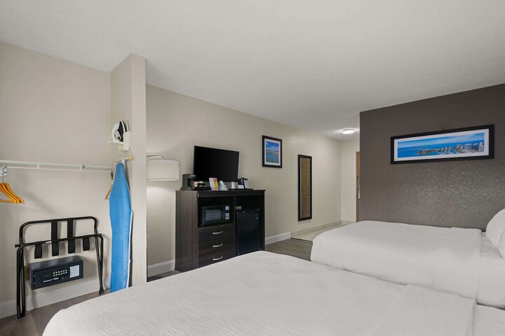 2 Queen Beds (3 of 9)