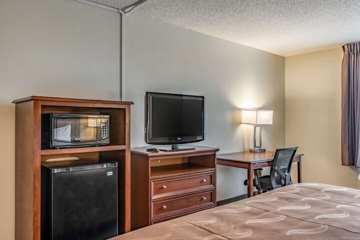 1 King Bed (4 of 9)