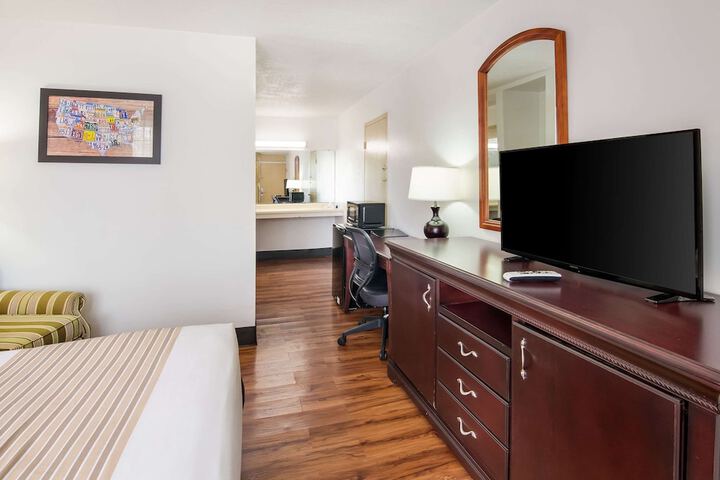1 Queen Bed (9 of 15)