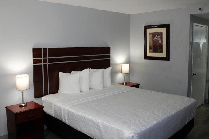 Comfort King Bed (3 of 18)