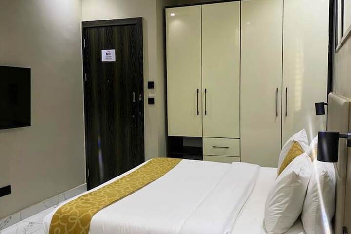 Room 13 of 37