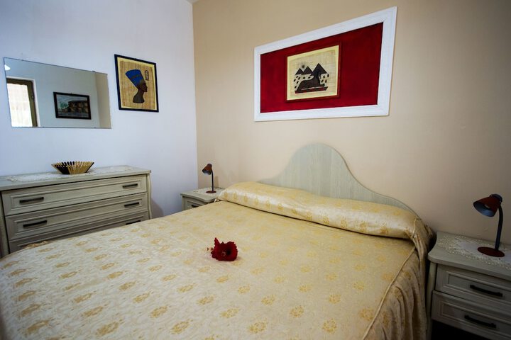 Room 6 of 76