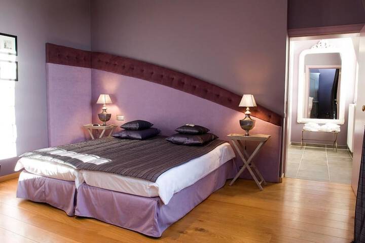 Room 6 of 42