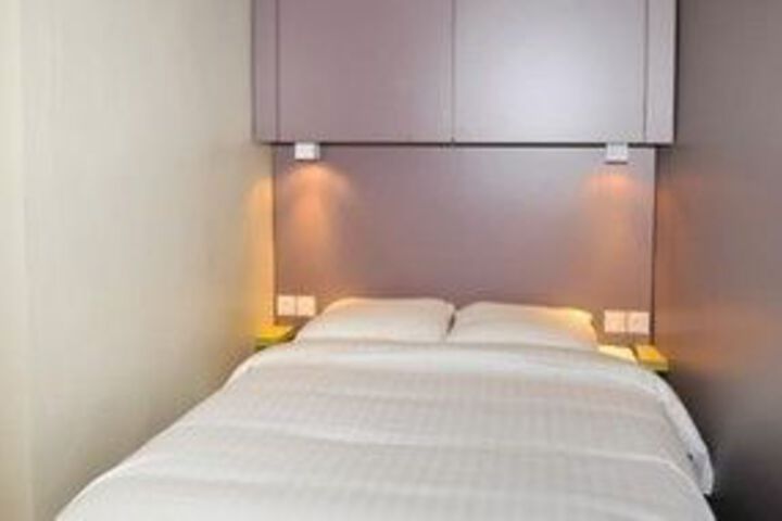 Room 8 of 12