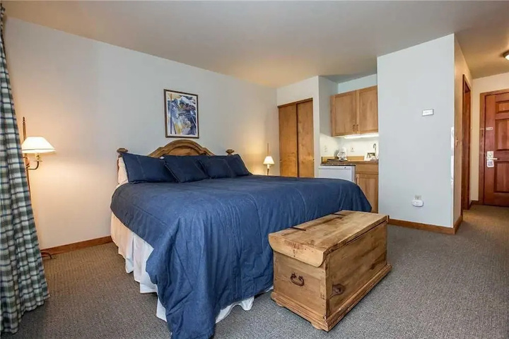 Room 4 of 10