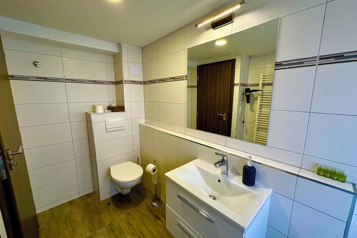 Room 100 of 167