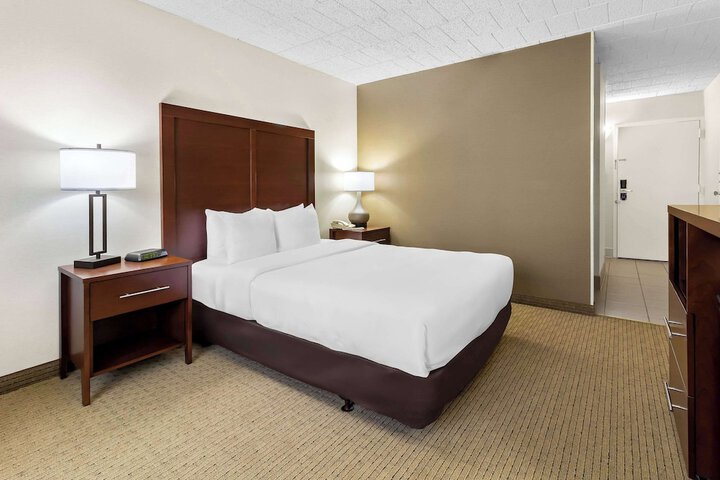 1 Queen Bed Accessible (2 of 9)