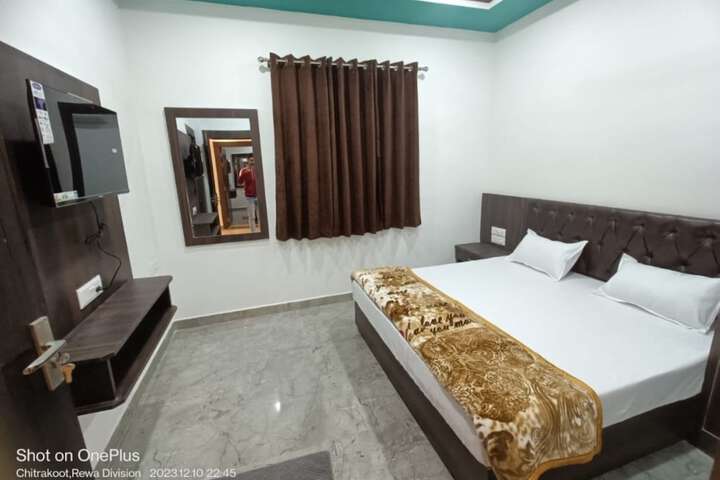 Room 13 of 16