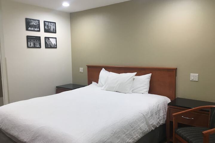 1 King Bed (4 of 13)