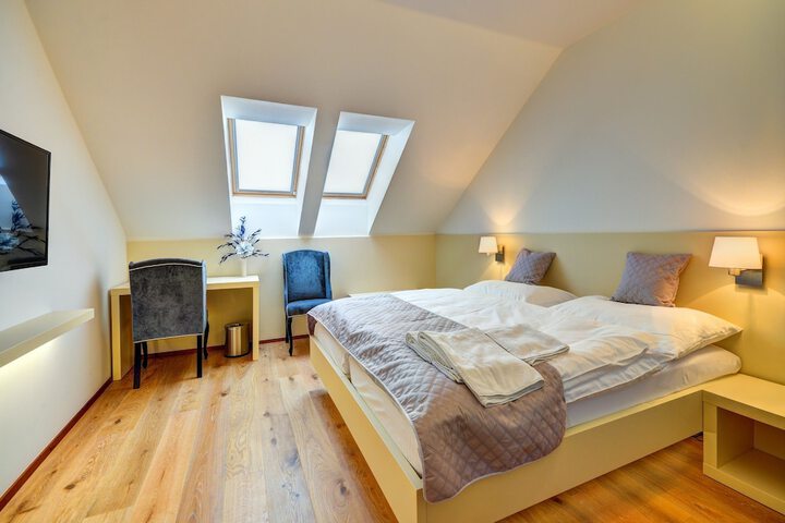 Room 4 of 25