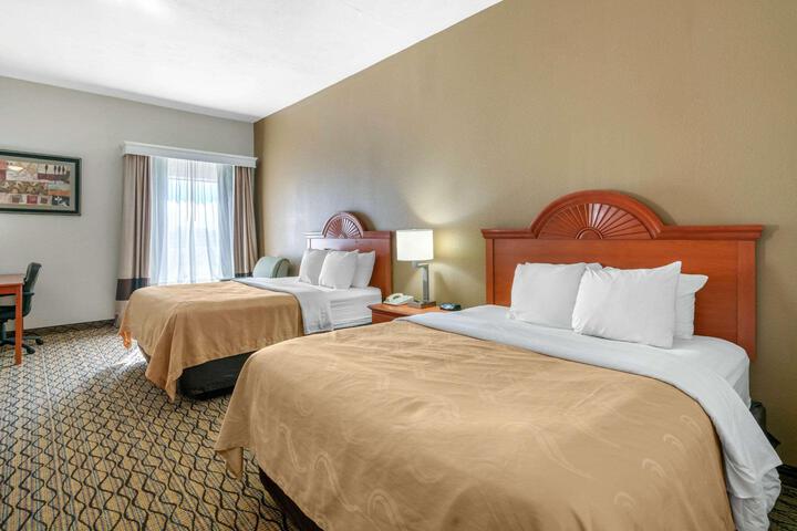 2 Queen Beds (3 of 8)