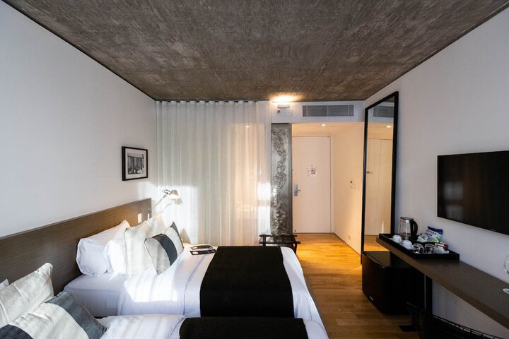 Room 27 of 136