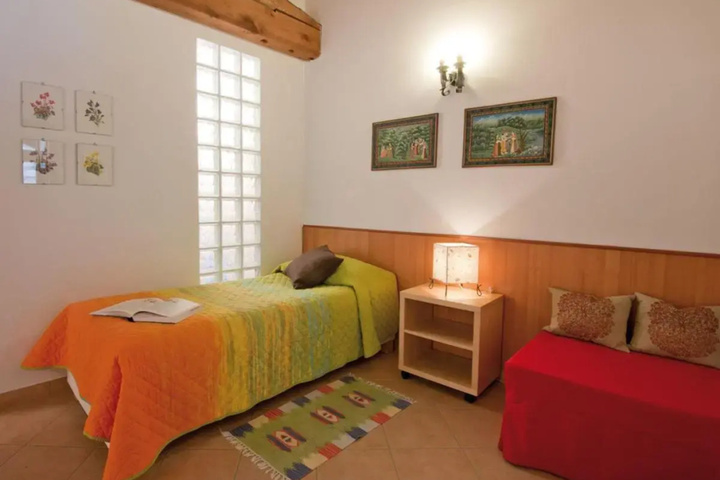 Room 4 of 34