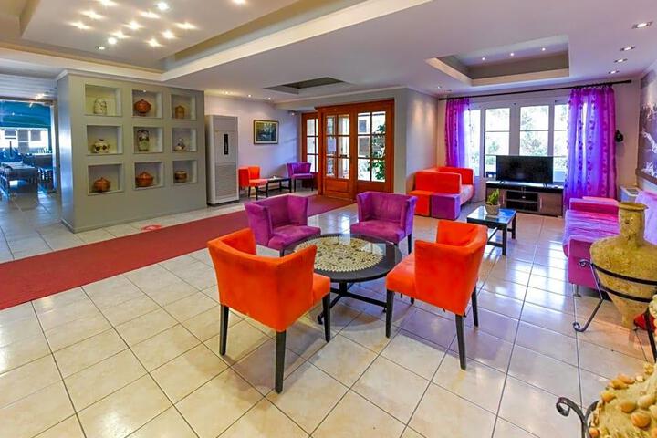 Lounge 38 of 70