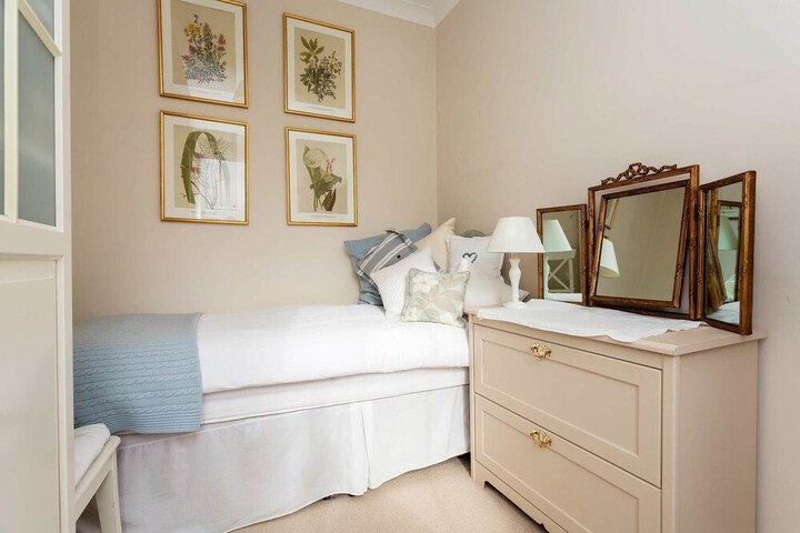 Room 4 of 5
