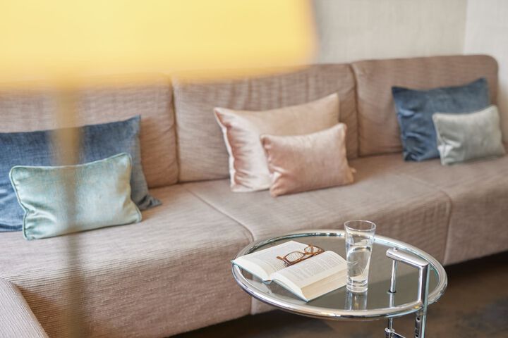 Lounge 42 of 48