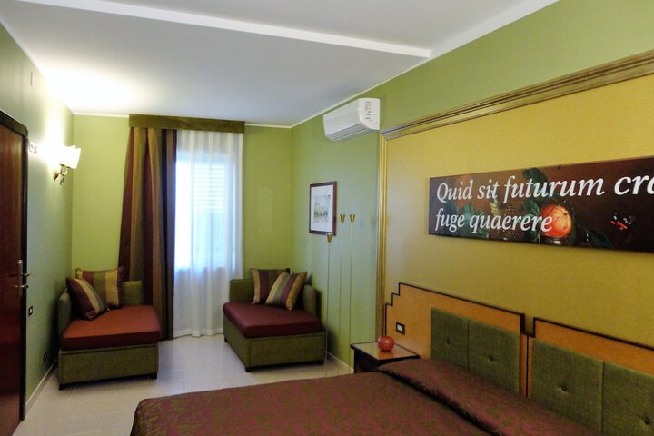 Room 2 of 44
