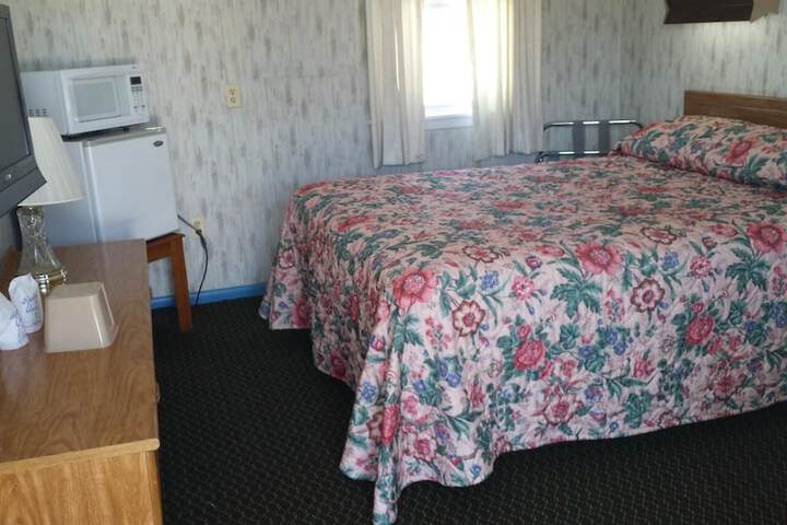 Standard Single Queen Bed (3 of 5)
