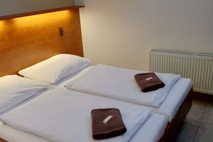 Room 6 of 25