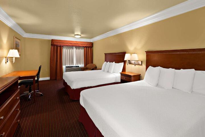 2 Queen Beds Microwave and Refrigerator WiFi Continental Breakfast (5 of 7)