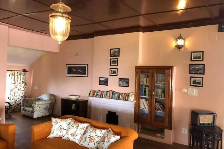 Lounge 10 of 34