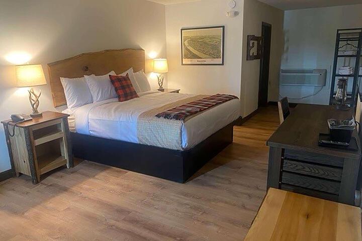 1 King Bed (2 of 8)